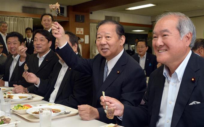 クジラカレーを楽しむ二階氏