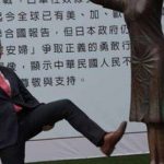 台湾の慰安婦像を足蹴りにする日本人