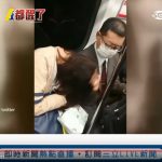 電車内での居眠りした女性にスマホで殴る