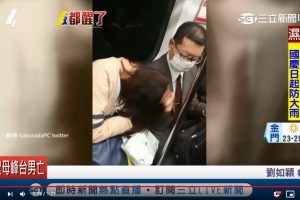 電車内での居眠りした女性にスマホで殴る